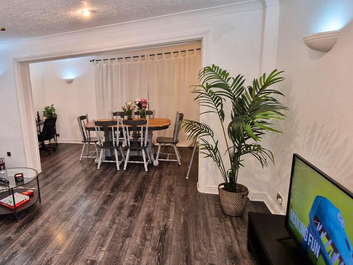 Spacious & Comfy Home- Very Close To Nec Birmingham ,Hs2 & Airport- Perfect For Contractors & Groups- Free Parking & Fast Wifi Marston Green Екстер'єр фото